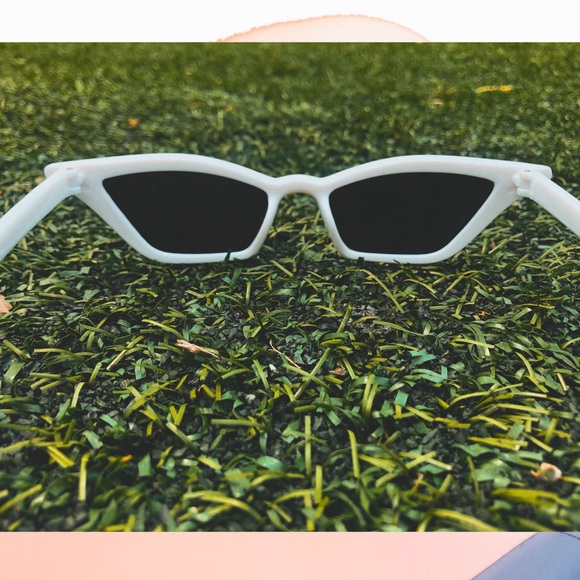SOLD 🕶🤍 RETRO CAT-EYE SUNGLASSES!
- Picture 3 of 3